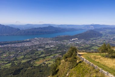 Bourget Gölü ve Mont Revard Belvedere 'den Aix-les-Bains kasabası
