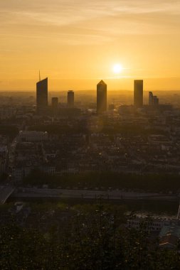 Fourviere 'den Lyon' daki Part-Dieu iş bölgesinin kuleleri üzerinde gün doğumu