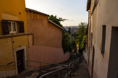 Eski Lyon 'daki Montee des Epies' in merdivenlerinden gün doğumunda Lyon 'un görüntüsü