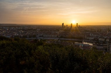 Fourviere 'den Lyon' daki Part-Dieu iş bölgesinin kuleleri üzerinde gün doğumu