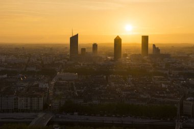 Fourviere 'den Lyon' daki Part-Dieu iş bölgesinin kuleleri üzerinde gün doğumu