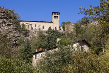 Pilat Bölgesel Doğa Parkı 'ndaki ortaçağ köyü Malleval' daki kilise kulesi.