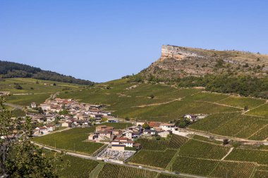 Roche du Vergisson, köyü ve üzüm bağı, Burgundy 'deki Roche du Solutre zirvesinden.