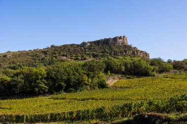 Roche du Solutre, Macon yakınlarındaki Solutre-Pouilly köyünde ünlü Pouilly-Fuisse adasının üzüm bağına bakan kireçtaşı yamacı.