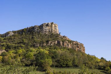 Roche du Solutre, Macon yakınlarındaki Solutre-Pouilly köyünde ünlü Pouilly-Fuisse adasının üzüm bağına bakan kireçtaşı yamacı.