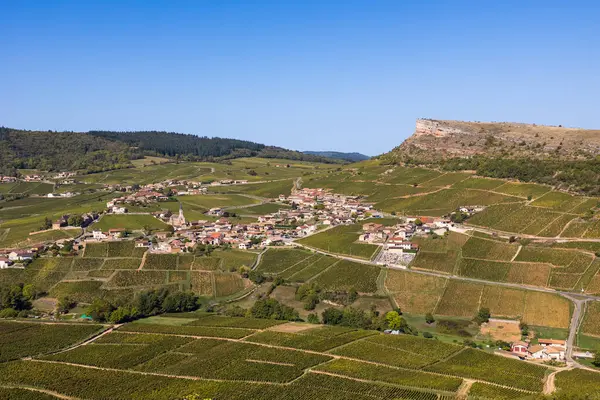 Roche du Vergisson, köyü ve üzüm bağı, Burgundy 'deki Roche du Solutre zirvesinden.