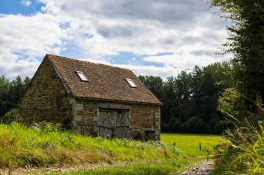 Normandiya kırsalında bir çiftlik yolunun kenarındaki küçük ahır.