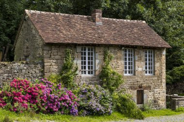 16. yüzyıldan kalma, Champsecret, Normandiya 'daki Varenne demir ocaklarının etrafındaki küçük işçi evi.