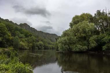 Orne kıyıları, Clecy 'deki Rochers du Parc' ın doğal alanından, Orne kıyısında, sisli havada.