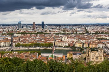 Bulutlu bir günde, Fourvire 'den Lyon Panoraması, Part-Dieu kuleleri de dahil.