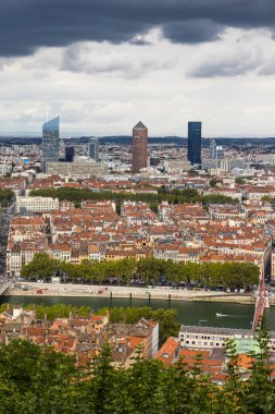 Bulutlu bir günde, Fourvire 'den Lyon Panoraması, Part-Dieu kuleleri de dahil.