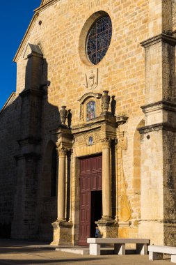 Marvejols, Lozere 'deki Notre-Dame-de-la-Carce Kolej Kilisesi' nin giriş kapısı.