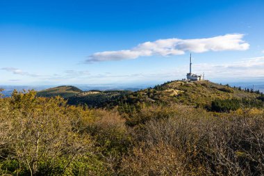 Mont Pilat televizyon vericisi, Cret de l Oeillon 'un tepesinde, sonbaharda Pilat doğal parkında.