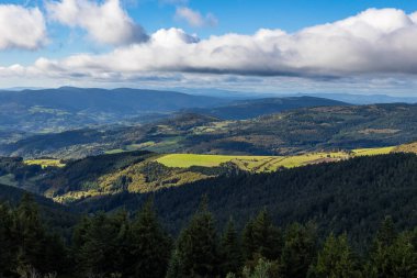 Sonbaharda 1400 metre yükseklikte Cret de la Chevre 'den Pilat bölgesel doğal parkının panoraması