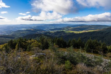 Sonbaharda 1400 metre yükseklikte Cret de la Chevre 'den Pilat bölgesel doğal parkının panoraması