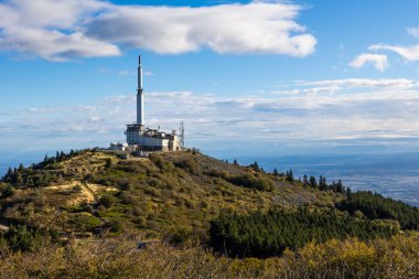 Mont Pilat televizyon vericisi, Cret de l Oeillon 'un tepesinde, sonbaharda Pilat doğal parkında.