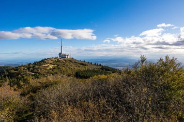 Mont Pilat televizyon vericisi, Cret de l Oeillon 'un tepesinde, sonbaharda Pilat doğal parkında.