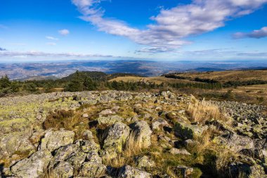 Cret de la Perdrix 'ten Pilat bölgesel parkı üzerinde sonbaharda panorama, 1432 metre irtifada en yüksek nokta.