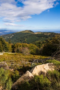 Sonbaharda 1400 metre yükseklikte Cret de l Oeillon 'dan Pilat doğal parkının panoraması