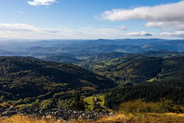 Sonbaharda 1400 metre yükseklikte Cret de la Chevre 'den Pilat bölgesel doğal parkının panoraması