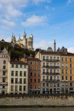 Notre-Dame-de-Fourviere Bazilikası, Saone kıyılarındaki renkli binalara bakıyor.