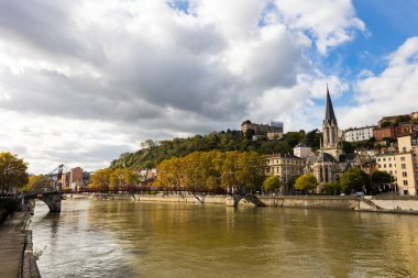 Saint-Georges Kilisesi, Lyon 'da, Saone kıyısında.