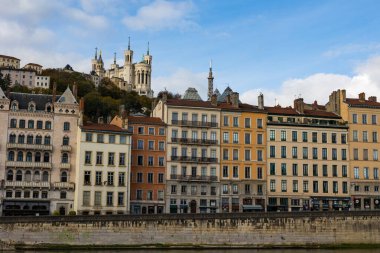 Notre-Dame-de-Fourviere Bazilikası, Saone kıyılarındaki renkli binalara bakıyor.