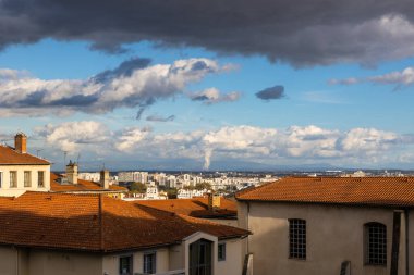 Lyon 'un Croix-Rousse bölgesinin yamaçlarından ufuktaki Bugey nükleer enerji santralinin soğutucu kuleleri.