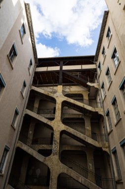 Cour des Voraces 'in anıtsal merdivenleri, Lyon' un en ünlü belaları, Croix-Rousse bölgesinde.