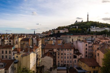 Fourviere tepesi, bazilikası ve Rouville Meydanı 'ndaki metal kulesiyle, Lyon' un Croix-Rousse bölgesinde.