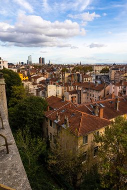 Çatılar, bacalar ve Croix-Rousse bölgesindeki Rouville Meydanı 'ndan Part-Dieu kuleleri ile Lyon ufuk çizgisi.