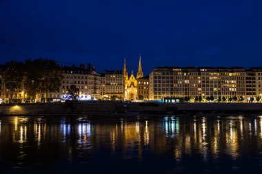 Lyon 'daki Saint-Nizier Kilisesi' nin iki çan kulesiyle ön cephe, Presqu ile bölge, gece yarısı Saone rıhtımlarından