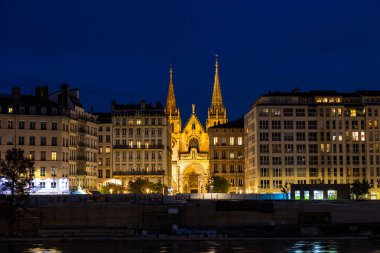 Lyon 'daki Saint-Nizier Kilisesi' nin iki çan kulesiyle ön cephe, Presqu ile bölge, gece yarısı Saone rıhtımlarından