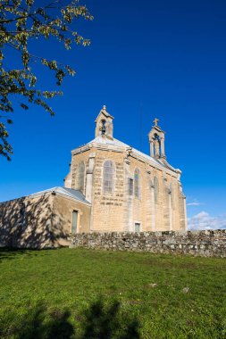 Notre-Dame-aux-Raisins Kilisesi Mont Brouilly 'nin tepesinde Beaujolais' de.