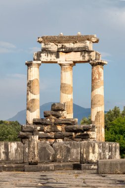 Yunanistan 'da Delphi. Athena 'nın tapınağının yakın görüntüsü.