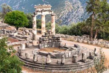 Athena 'nın Yunan Delphi' deki tholos tapınağı. Eski kalıntılar.