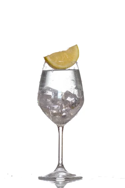 Citron Ett Glas Vatten Med Isbitar Citronsaft — Stockfoto