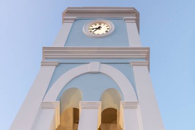 Yunanistan 'daki Poros Adası' nın tepesindeki saat mavi gökyüzüne karşı. Turistik bir yer.