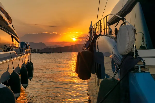 Яхты Роскошные Лодки Острове Порос Греции Против Заката — стоковое фото