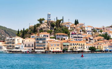 Poros, Yunanistan, 28 Haziran 2023. Poros adası manzarasında yerel halk ve turistler yazın keyfini çıkarıyorlar.