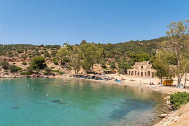 Yunanistan 'ın Poros adasındaki Rus körfezi plajı. 