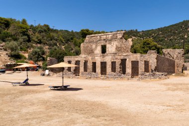 Yunanistan 'ın Poros adasındaki Rus körfez sahilindeki Rus deniz üssünden kalanlar. Ünlü turistik mekan.