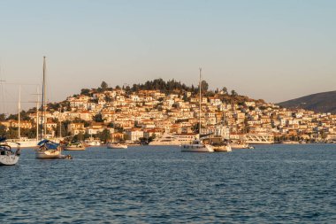 Yunanistan 'daki Poros Adası' nda geleneksel evler. Ünlü bir turistik yer..