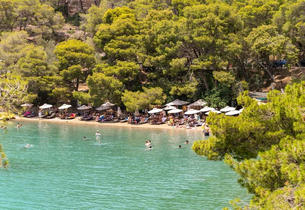 Poros Griekenland Juni 2023 Liefde Baai Strand Met Lokale Mensen — Stockfoto