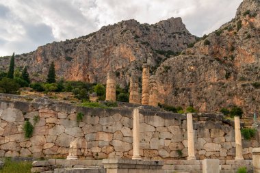 Yunanistan 'daki Delphi arkeoloji sahasında antik kalıntılar var. Ünlü turistik mekan.