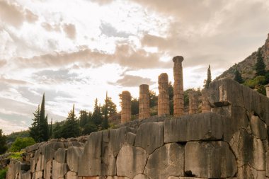 Yunanistan 'daki Delphi arkeoloji sahasında. Apollo Tapınağı. 