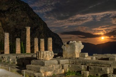 Geceleri Yunanistan 'ın Delphi kentindeki Apollo Tapınağı.