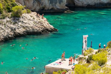 Zakynthos, Yunanistan 27 Temmuz 2023. Yunanistan 'ın Zakynthos adasındaki Porto Limnionas plajında yerel halk ve turistler yazın keyfini çıkarıyorlar.
