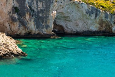 Yunanistan 'ın Zakynthos adasındaki Porto Limnionas plajı. Ünlü bir turistik yer..
