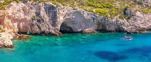 Yunanistan 'ın Zakynthos adasındaki ünlü limnionas plajı manzarası.